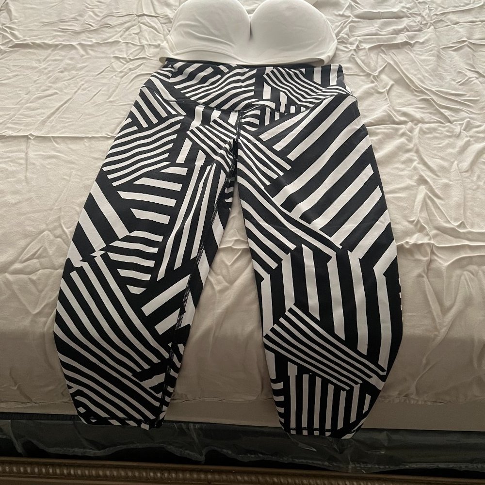 Victoria secret leggings white and black and white sport bra